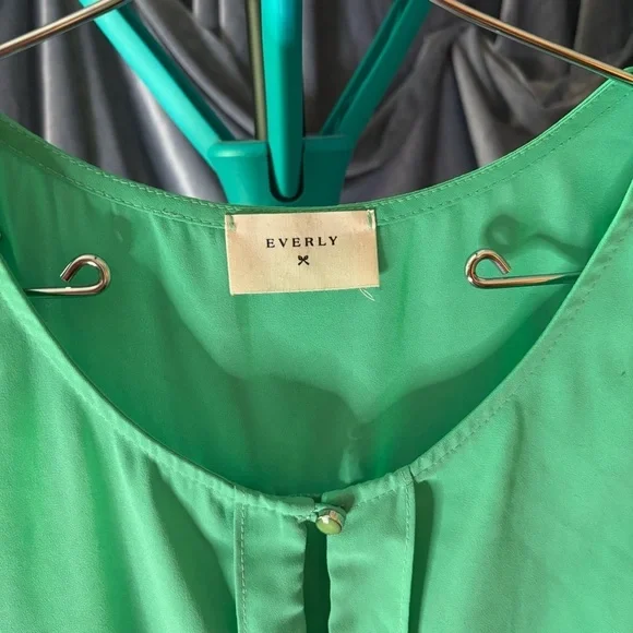 Everly green sleeveless blouse size small - Picture 3 of 7